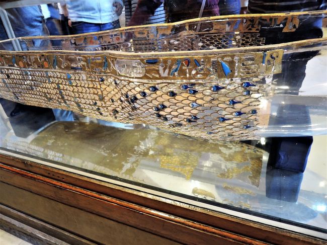 帰ってから、色々調べてみると、<br />本来は、木の棺を金箔で覆い、貴石（カーネリアン）、<br />色ガラスがはめ込まれてたものだったそうなのですが、<br />棺の下の部分が盗まれたそうなんです。<br />時を経て、1980年頃、金の塊のなんか変なのが<br />オークションにかけられ、落札したスイスのコレクターが、<br />なんかおかしい？と思い、ドイツのミュンヘン博物館に<br />修復してもらったところ、なんとこの棺の下の部分<br />だったんだそうです。<br />今はプレキシガラスに金箔を貼っている状態で<br />展示されていますが、お借りしての展示なのだとか。<br />そうだったのかあ・・・。あの、私の興奮はいったい・・(;_:)<br />