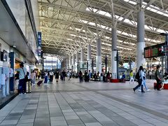 MRT「左營駅」から少し歩いて、高鐵「左營駅」へ到着。
整然として綺麗な駅。
