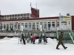 1時間ほど滑ったところで午後１時過ぎ。さすがにお腹が空いた。お昼にしよう