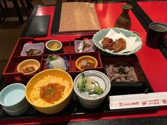 さっさとＪＲで新千歳空港へ。酒肴セットとミニうに丼(2220円）をいただいて、予約していた便より早い19時の便で東京へ（20分ディレイでしたが）