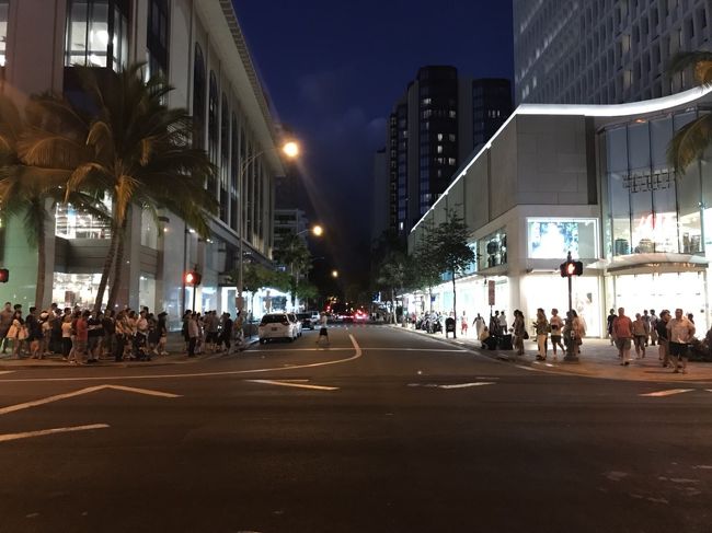 さて、夜はロスドレスに行ったけど特には収穫ないのでロイヤルハワイアンセンターで夕飯食べることにしました✨