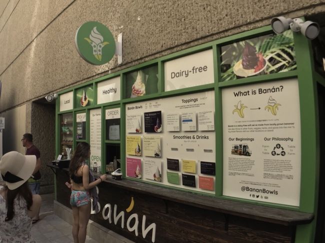 海で遊んだ後、バナンを発見！<br />リスモアというバナナとアサイーのミックスを頼んだら。。。<br /><br />5分後呼ばれて、バナナ無くなっちゃった！<br />トッピングで無料でつけるけど何がいい？<br />って言われた笑<br />とりあえずモチにしましたー。