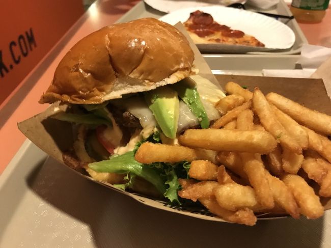 夜はマハロハバーガー🍔<br />ポテトがめちゃくちゃ美味しかったです。<br />お気に入りのピザも食べました🍕