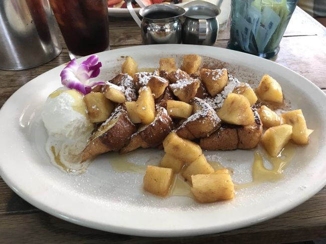 夫はシナモンアップル！<br />結果から言って、今まで食べたハワイのスイーツで一番美味しかったです💕<br />また行く予定です！<br />日本語通じるお店なので英語苦手な人も是非。