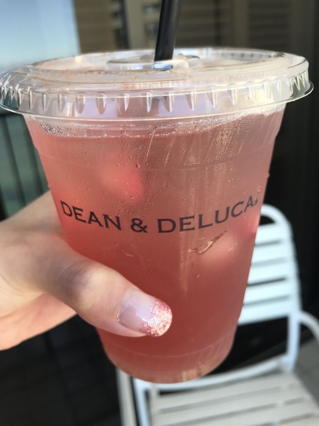 気になってたストロベリーソーダ🍓<br />お味はうーんって感じでした笑