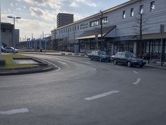 丸亀駅へ降り立つと激しい雨が。駅の喫茶店でお茶することにしました。20分くらいで雨が止み陽がさして来たので丸亀城に出発！お店の方が丁寧に丸亀城までの道程を教えてくださいました。私には関西弁に聞こえますが優しい方言ですね。