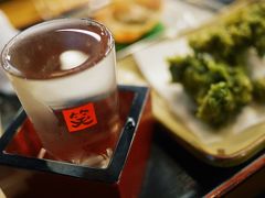 まずは地元の人に評判が良いらしい「やいろ亭」で食事を調達。高知の日本酒  酔鯨の瓶がならんでいた「はっとりくん・笑」で、酔鯨と酔鯨の生酒をゲット。

ちなみにひろめ市場は生カツオを出す店が限られていて、ほとんど冷凍なのですが、やいろ亭では生カツオを食べられます。