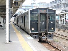 鹿児島駅からはJRを利用し鹿児島中央駅へ戻る。JR九州の鹿児島駅は改築中で仮駅舎での営業だった。
817系普通電車は二両編成。
