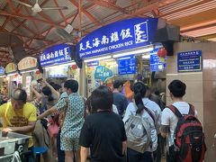 マックスウェル・フードセンターの「天天海南鶏飯」のチキンライスを食べに来ました。

その一角だけずいぶんと人が多いのですぐにわかりました。

