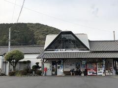 佐川(さかわ)駅、今晩の宿はこの目の前
シャワー浴びてすぐに居酒屋へ