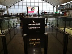 香港空港はキャセイパシフィック航空の本拠地だけあって複数のラウンジがありますが、取り急ぎ出たゲートの近くのラウンジに入ることにしました。