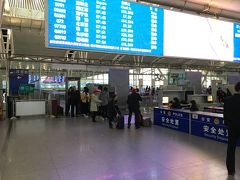 早朝の広州南駅、恒例の荷物検査が面倒。