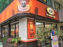 【A&W 石垣店】

竹富発17:45の最終の船で石垣島に戻って来て，A&Wの前を通りました。この店，34年前（1985年）に初めて石垣島を訪れた時からありましたが，調べてみると1976年に開店したそうです。沖縄本土復帰のわずか4年後です。
https://www.awok.co.jp/
残念ながら2019年4月1日から値上げされました。

このビルの2階には「ダイコクドラッグ 石垣730記念碑前店」があり，アジア系の観光客でごった返しています。「730記念碑」というのは、本土復帰6年後の1978年7月30日に、沖縄県下で一斉に行われた車両通行方法の変更（右側通行から左側通行へ）を記念するものです。