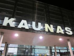 深夜のカウナス空港
バス停は画面の右の方