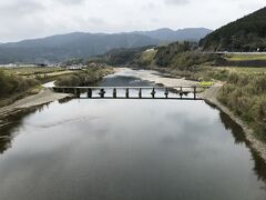 四万十川にかかる若井沈下橋を発見
このアングルということは橋の上から撮影
車止めがしてあったから現役引退で今は歩行者専用みたい