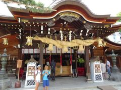 博物館で飾り山笠についていろいろ展示されていたので、実際に山笠が飾られている櫛田神社に行ってみたくなりました。インフォメーションで聞いてみると、博物館から直接近くまで行けるバスがあるとのことで、またバスに乗りました。
約４０分で櫛田神社の近くまで行くことができました。