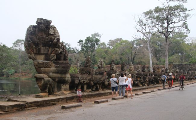 ナーガと参道脇の並んだ神々