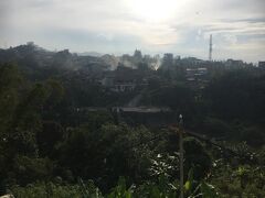 ジャワ島最後の朝です。
ホテルのラウンジのテラスから見える風景はこんな感じ。
