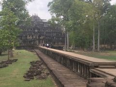 バープオン寺院の空中の参道と本殿が綺麗に見えてます。今回はお子様が大変疲れているので、中に入らず正面から見て頂いただけ、すぐ像のテラスへ。