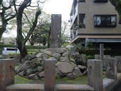 西郷隆盛誕生の地碑(加治屋町）

鹿児島市維新ふるさと館を出て、、
次は西郷隆盛誕生の地へ、、

西郷隆盛はこの加治屋町で生まれ、郷中(ごじゅう)教育を受け育ちました、、
郷中(ごじゅう)教育とは、早く言えば幼き頃より、体を鍛え、武芸の稽古に励み、良く学び、同じ郷中で鍛錬し合い学び合う、、

隆盛は長男、次男は戊辰戦争で亡くなった吉二郎、三男は西南の役で新政府軍に残った従道、四男は西南の役で隆盛と共に戦い戦死した小兵衛、、
また、西南の役では政府軍の指揮官として戦った後の陸軍大臣 大山巌は いとこ、、
(いとこの大山巌の家はこの鍛治屋町の西郷家のすぐ近く）

西郷どんは幼い頃から体も大きかった事からまわりから一目置かれた存在だった様です、、
そんな西郷どんは郷中仲間と月例のお宮参りに行った際、喧嘩の仲裁に入り右手に大怪我を負ってしまいます、、
一命は取り留めたものの、武士の魂ともいえる刀を握れなくなった西郷どんは学問に励み、武芸では相撲に取り組み、
郷中教育の二才組(にせこ)に昇進し、後輩たちの指導にあたる様になっていきます、、

何故薩摩の武士たちが皆 西郷どんを信頼し、後についてきたのか不思議でしたが、郷中教育の指導係と教え子たちの関係だったからなのですね、、