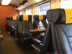 プラハからウィーンへ電車で移動。RELAXシート、片道25ユーロ。
乗り換えなしの直行。ゆっくりくつろげました。
コーヒー無料です。
ＷＥＢサイトから簡単にチケットの購入、変更、返金もできます。
https://www.studentagency.eu/en/