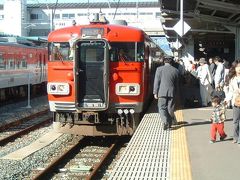 会津若松駅に戻ってみると、ちょうどホームに４５５系普通電車（快速電車？）が入って来たところでした。