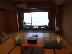 鹿児島市内から約1時間半、指宿に到着です。
花の温泉ホテル吟松に泊まりました。
立地と温泉が決め手でした！

お部屋はオーシャンビュー♪
最上階のお部屋です。
