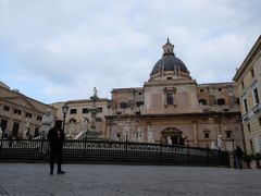 ここはパレルモの歴史的中心部（Centro storico di Palermo）。写真はプレトリアの噴水（Fontana Pretoria）。クァットロ・カンティ（Quattro Canti）の一角に位置するプレトリオ宮（Palazzo Pretorio）の前庭にある。 奥の建物がそのプレトリオ宮である。  