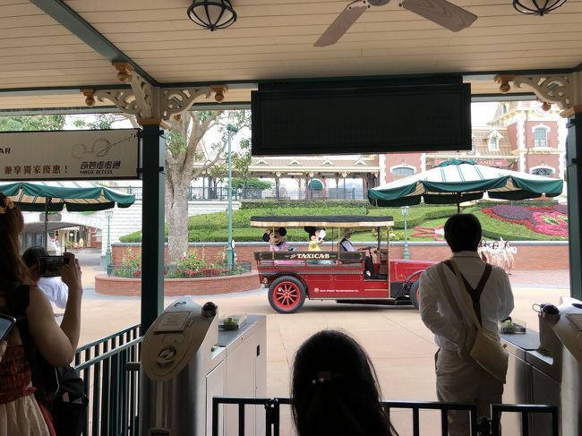 少し出遅れたせいで<br />前から4～5組目になりました<br />チケットはスマホでQRコードを<br />見せるだけ<br />スマホの調子(WiFiとか)が悪くなる事も<br />想定して写メしておきました<br />それでも全然大丈夫です