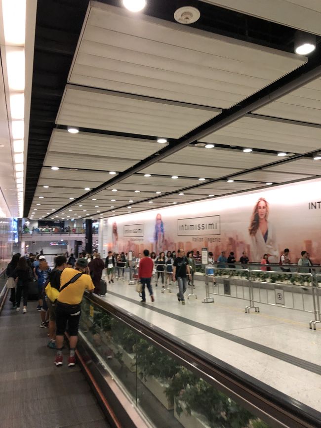 西營盤駅から中環まで行き<br />乗り換えます<br />地下を歩けるのは助かるけど<br />長いのなんのって<br />動く歩道なくては進めません