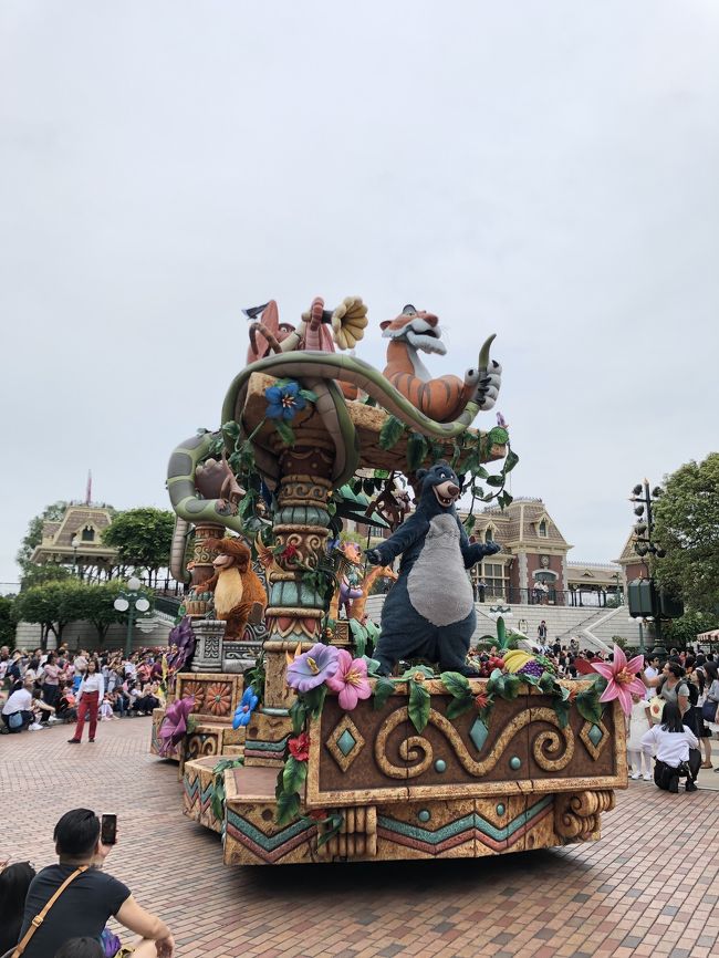 ちょうどお昼のショーがやっていて<br />グリに並びながらみてました