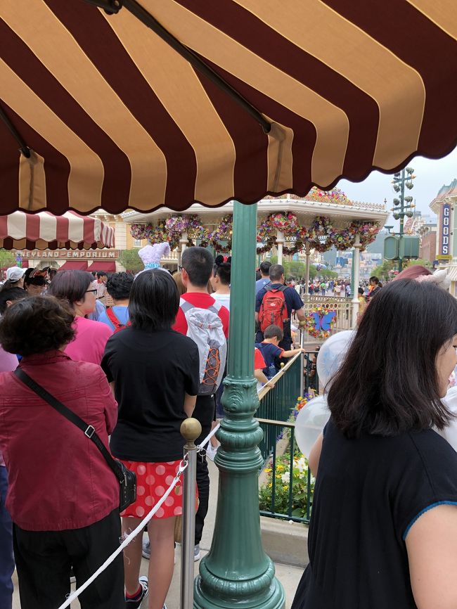 今回のやりたい事に<br />イースター衣装のミキミニとグリ<br />する事<br />やだーー、すごい列になってる<br />かなり並びますよ<br />こりゃー