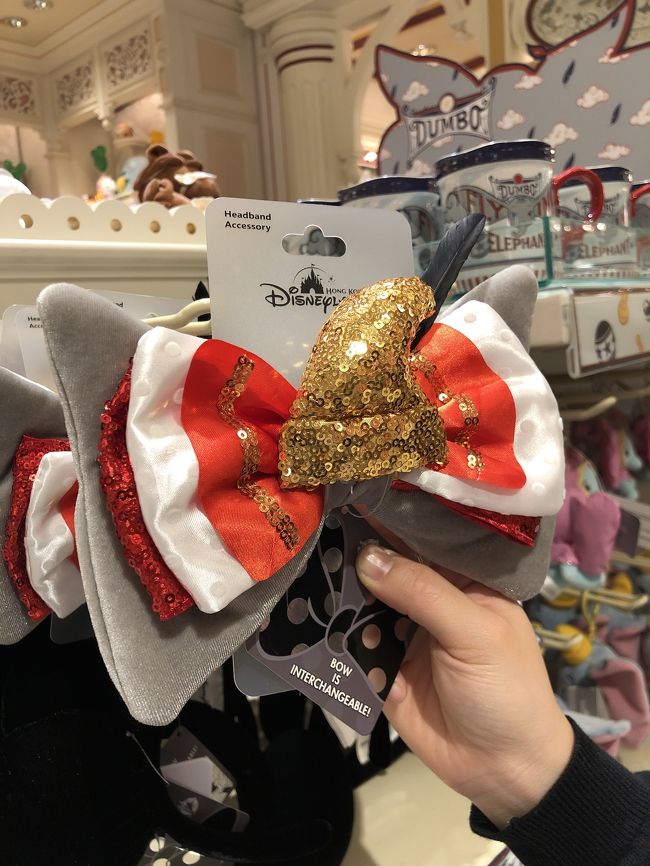 イッツアスモールワールドにも乗って<br />お店をどんどん物色して<br />このダンボのリボンも可愛すぎて<br />参ります