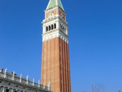 鐘楼
Campanile di San Marco

青空に映える赤茶色の塔。高さ96.8mm。
今日の夕方ごろ、ここに登ります。エレベータあり(助かる！）