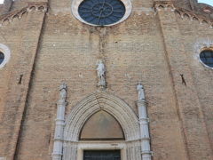 サンタ マリア グロリオーサ デイ フラーリ教会
Basilica di Santa Maria Gloriosa dei Frari

14-15世紀、ゴシック様式。