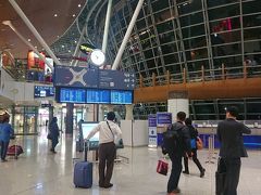 6:35
30分ほど遅れて、クアラルンプール国際空港に着陸しました。
到着ロビーに出られたのは6:50くらい。

