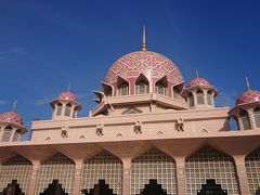このモスクがピンク色なのはピンク色の花こう岩で造られているからだそうです。

