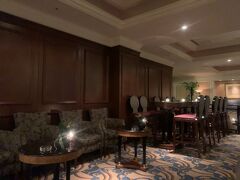 ということでラウンジに・・・
タダで入れる場所は人が溢れてて全然ラグジュアリーじゃないし、のんびり酒を飲みたいんだもん。