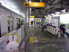 那覇空港からゆいレールに乗って牧志駅へ行きます。
今宵の宿はこの駅すぐ近く！
