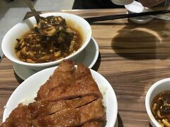 遅ーいお昼ご飯です。１５：００くらいになってしまった。。
調べていた絶品排骨飯のお店、美味厨へ。
時間が時間だけに店内ガラガラ。
確かに排骨飯、甘くてジューシーでおいしかった！
酸辣湯も頼みました。