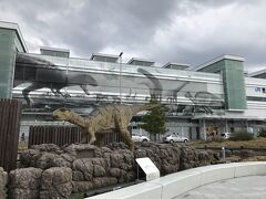 福井駅に戻ってきました。

次に一乗谷に行くバスは15：00なのでやっぱり1時間くらい時間があります。
雨が降っていないのでロータリーの向こうの恐竜広場へ。