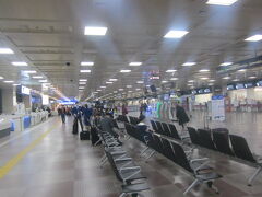 で、ターミナル内へ。

なんだかんだで6回目位のTAEですが、最近は結構国際線の便が増えていますよね。今のところのリサーチでは、ターミナルは5時～24時までのオープンのようなので、そのうち、24時間にならないか、と期待しておりますが…(^^;)。