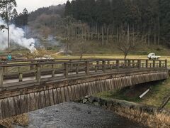 15：00のバスで一乗谷へ向かいます。

バスに乗ると急に大雨になってきました。
バスを降りる人の傘があおられているくらいの雨です。

一乗谷は屋内じゃないので困ったな～と思ってたのですが、到着すると同時に雨が止みラッキーでした。

バス停の前の景色はすでにタイムスリップしたような景色。
