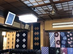 服部家・・1790創業の絞問屋で、屋号を「井桁屋」という。
このお店へ立ち寄る。