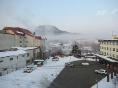 06:30ホテルの部屋からの景色、帽子山にかかる朝霧。