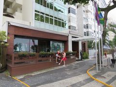 メルキュール・リオ・デ・ジャネイロ・コパカバーナ
(Mercure Rio de Janeiro Copacabana)

近くに３軒のメルキュールがあるので、タクシーに乗る時は気を付けてくださいと言われました。このメルキュールはコパカバーナ海岸の前にあるホテルで、地下鉄の駅が歩ける範囲内にあり、隣のJW マリオット ホテル リオデジャネイロの地下で両替も可能でした。
