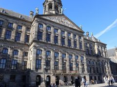 アムステルダムの中心部に位置するダム広場に出る。

さっきとは反対側から見た「王宮」
こっちが正面。
現在は迎賓館として使用されている。