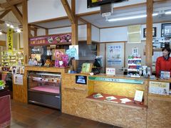 大洲まちの駅あさもや

大洲の名物は「志ぐれ」です。
和菓子屋さんが沢山あり、このまちの駅でまとめて売られています。
