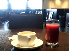 先月のJALのシステム不具合による混雑がトラウマで、３時間も前に羽田空港にやってきました。先ずはサクララウンジで朝食代わりにトマトジュースとカフェラテを飲みます。