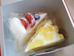 今日のケーキは“フルーツケーキファクトリー”で購入。ケーキは１日２個がノルマです。なんつって。
ここのケーキは初めて食べたけど生クリームが美味しかったです。